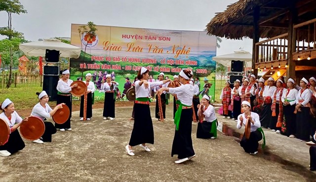 Hội trại huyện Tân Sơn tổ chức các hoạt động giao lưu văn nghệ phục vụ nhân dân và du khách.