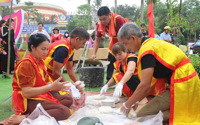 Trình diễn hoạt động giã bánh giầy tại hội trại huyện Thanh Ba.