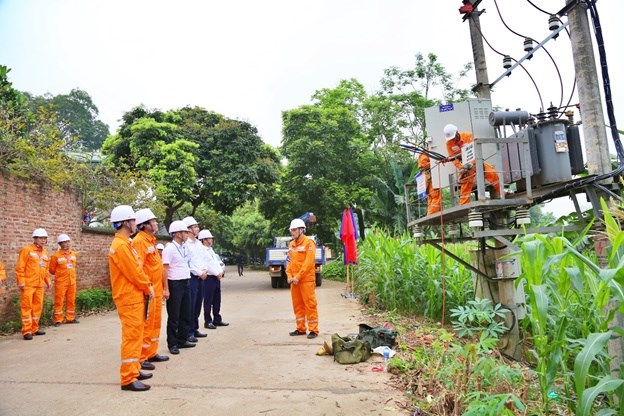 Lãnh đạo Công ty Điện lực Phú Thọ kiểm tra tình hình cung ứng điện ở các đơn vị.