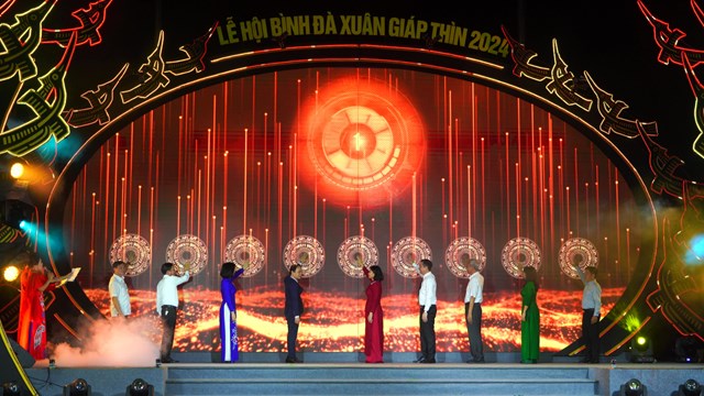 Các đại biểu nhấn nút ra mắt tuyến du lịch “Con đường di sản Nam Thăng Long - Hà Nội”.