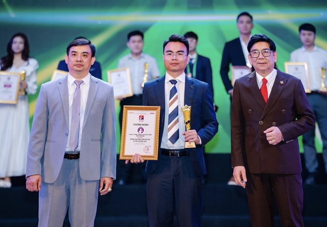 &Ocirc;ng L&ecirc; Xu&acirc;n Chung &ndash; Gi&aacute;m đốc C&ocirc;ng ty TNHH Thương mại Dược phẩm Vera Sunshine nhận danh hiệu &ldquo;Top 10 Thương hiệu Dược phẩm Việt Nam uy t&iacute;n tin d&ugrave;ng 2026&rdquo;