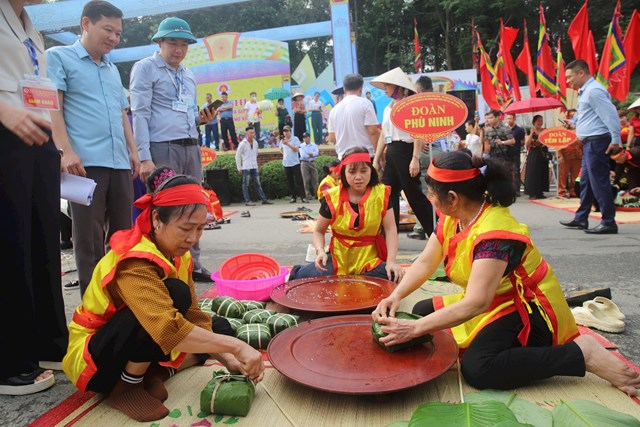 Các Nghệ nhân gói bánh chưng huyện Phù Ninh