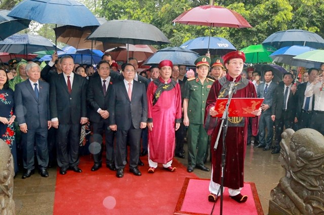 Chủ tịch UBND tỉnh Phú Thọ Bùi Văn Quang đọc Chúc văn tưởng niệm các vua Hùng.  