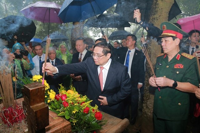 Thủ tướng Phạm Minh Chính cùng lãnh đạo Đảng, Nhà nước dâng hương tại Đền Thượng trong Khu di tích lịch sử Quốc gia đặc biệt Đền Hùng. 