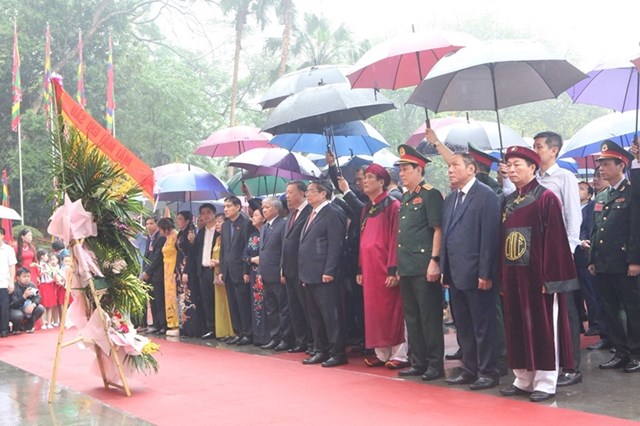Thủ tướng Chính phủ Phạm Minh Chính và các đại biểu dâng hoa tại Bức phù điêu Bác Hồ nói chuyện với cán bộ, chiến sĩ Đại đoàn quân Tiên Phong.