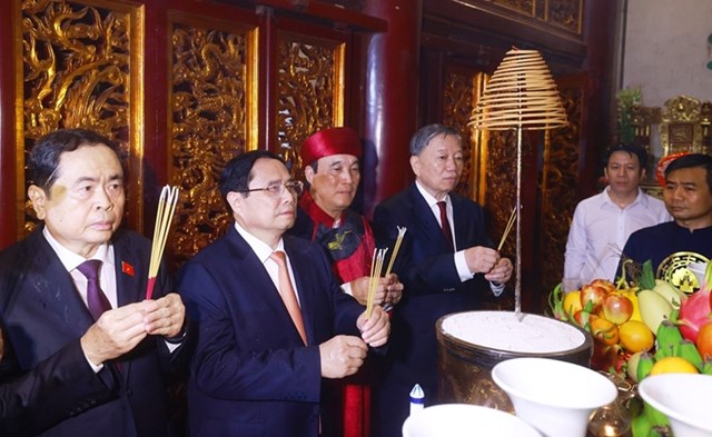Thủ tướng Phạm Minh Chính và các đồng chí lãnh đạo Đảng, Nhà nước dâng hương tại Thượng cung, bày tỏ lòng biết ơn sâu sắc các bậc tiền nhân đã có công dựng nước và giữ nước. 