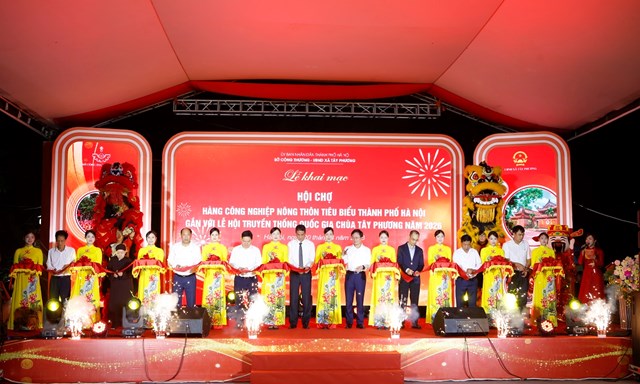 C&aacute;c đại biểu cắt băng khai mạc sự kiện. Ảnh: Phi Long.