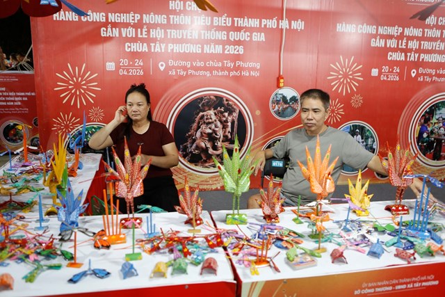 Gian h&agrave;ng sản vật địa phương tại hội chợ. Ảnh: Phi Long.