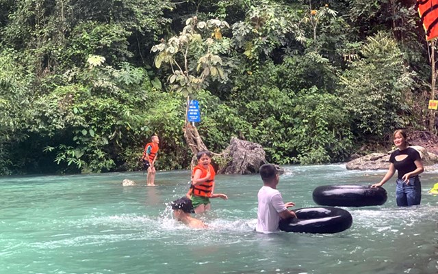 Đông đảo du khách đến thăm quan, du lịch tại Vườn Quốc gia Xuân Sơn, huyện Tân Sơn.