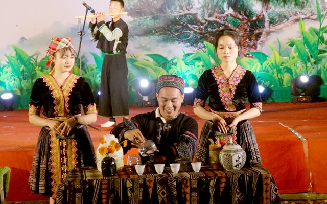 Tại Lễ hội, người dân và du khách sẽ được thưởng thức nghệ thuật trà đạo, tham quan các bàn tiệc trà, thưởng trà.