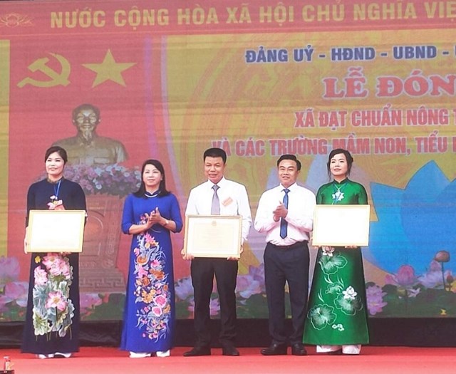 Ông Trần Quang Khuyên, Phó Chủ tịch UBND huyện Ba Vì và bà Ngô Thị Bích Thảo, Trưởng Ban Tổ chức huyện ủy trao Chứng nhận trường chuẩn Quốc gia mức độ 1-2 cho 3 nhà trường.