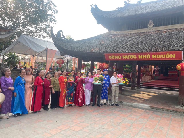 Đại biểu v&agrave; b&agrave; con nh&acirc;n d&acirc;n d&acirc;ng hương tại Lễ hội.