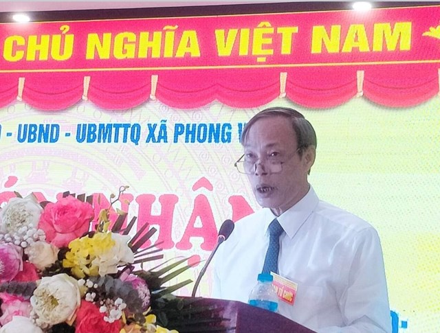 Ông Nguyễn Huy Hoàng, PBT Đảng ủy Chủ tịch UBND xã Phong Vân báo cáo kết quả xã NTM nâng cao