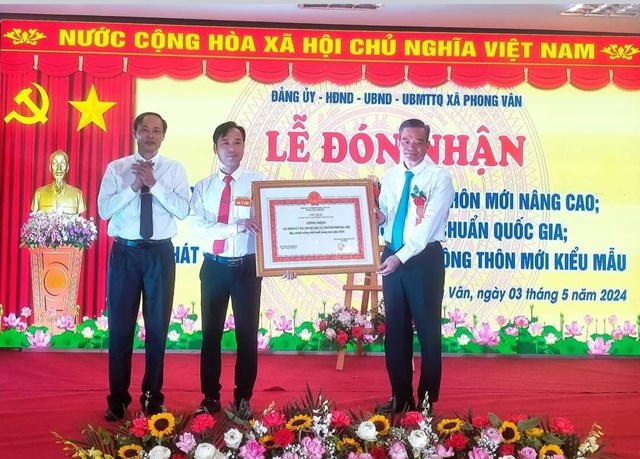 Ông Dương Cao Thanh- Bí thư huyện ủy Ba Vì trao Bằng công nhận xã NTM nâng cao cho Lãnh đạo xã Phong Vân.