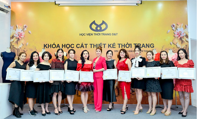 Học viên nhận chứng chỉ sau khóa học.