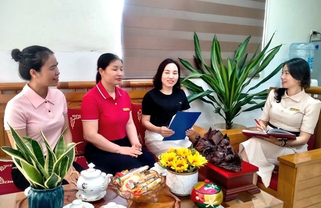 Hiệu Trưởng & P.Hiệu trưởng Trường Mầm Non Ba Trại B nghe giáo viên phản ảnh kết quả công tác.