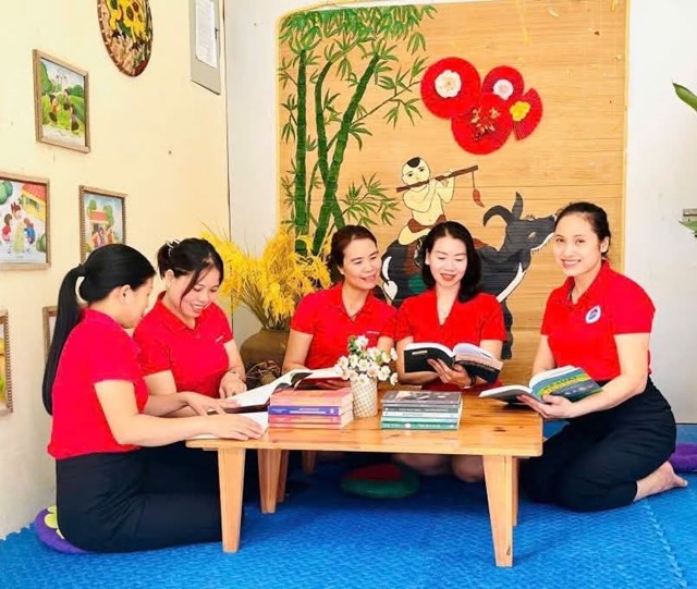 Cán bộ, giáo viên Trường Mầm Non Ba Trại B với những cuốn sách quý.