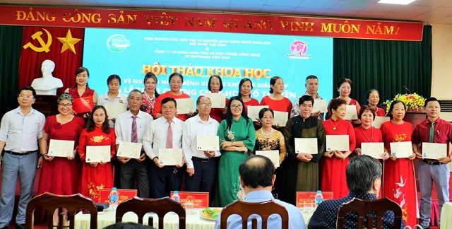Công ty HTVN trao chứng chỉ tập huấn.