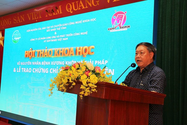 GS.TS.BS. Nguyễn Đức Trọng phát biểu đề dẫn Hội thảo.