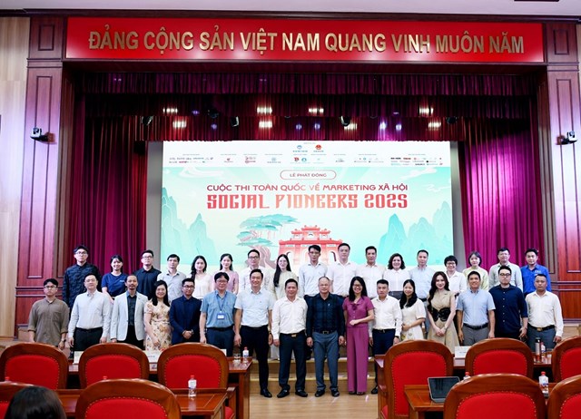 Các đại biểu tham dự Lễ Phát động cuộc thi Social Pioneers 2025 cùng chụp ảnh lưu niệm.