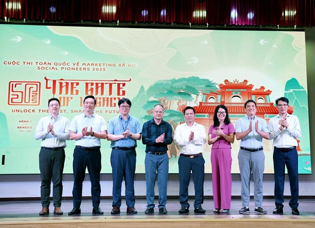 Các đại biểu thực hiện nghi thức khởi động Cuộc thi toàn quốc về Marketing xã hội 2025.