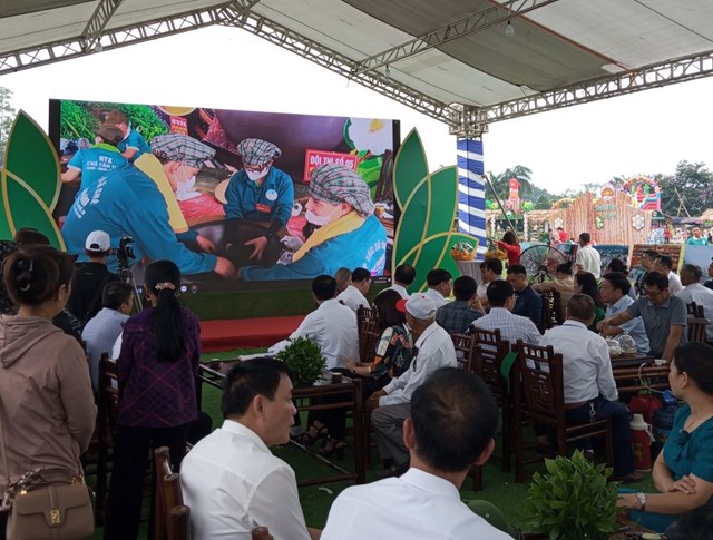 Nhiều đại biểu v&agrave; người d&acirc;n tham gia đấu gi&aacute; sản phẩm tr&agrave; Hội thi B&agrave;n tay v&agrave;ng chế biến ch&egrave;.&nbsp;