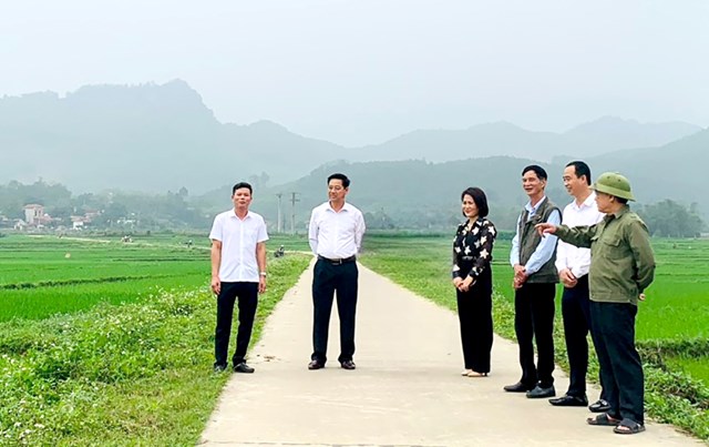 hân dân khu Lóng Lủm hiến 1,4ha đất ruộng để làm đường giao thông nội đồng.