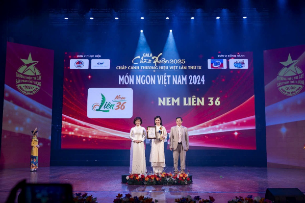 Đại diện Nem Liên 36 nhận vinh danh top 100 món ngon Việt Nam 2024