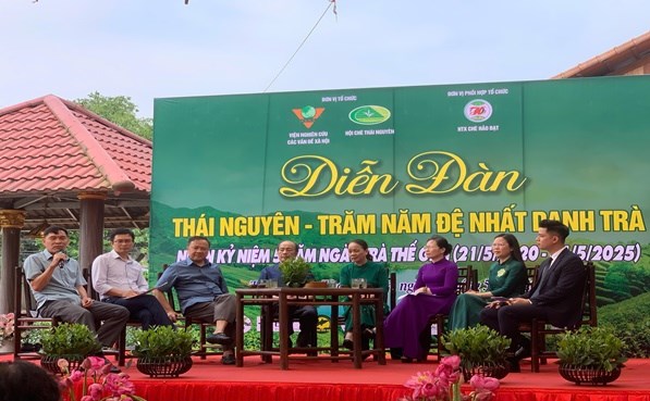 Các đại biểu trao đổi về giá trị văn hóa, kinh tế các sản phẩm chè Thái Nguyên, ảnh: Hoàng Tuấn.