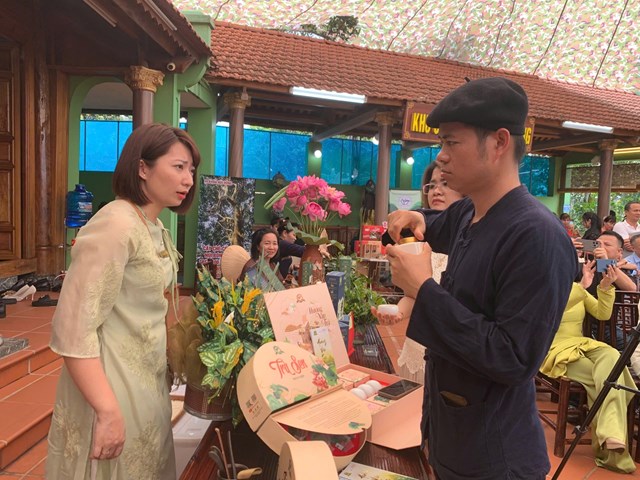 Du khách thập phương thăm quan, thưởng thức, tìm hiều về văn hóa, sản phẩm trà Thái Nguyên, ảnh: Hoàng Tuấn.