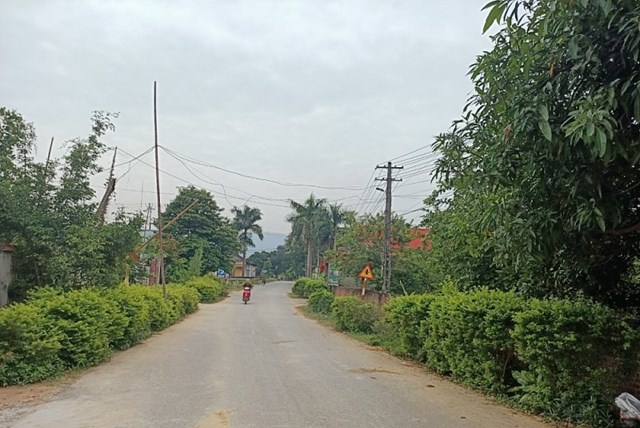 Đường liên thôn, liên xã được đầu tư xây dựng phục vụ nhu cầu đi lại, giao thương kinh tế của nhân dân.
