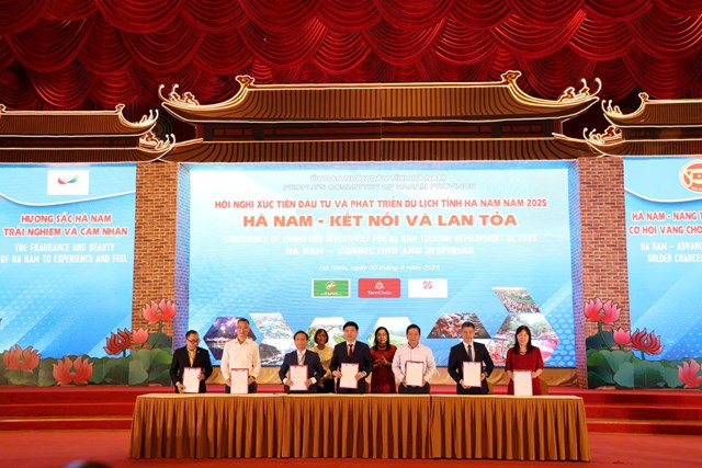 Lễ ký kết hợp tác giữa tỉnh Hà Nam và các đối tác là đại diện các doanh nghiệp, chủ đầu tư và Câu lạc bộ Lữ hành Unesco Hà Nội.