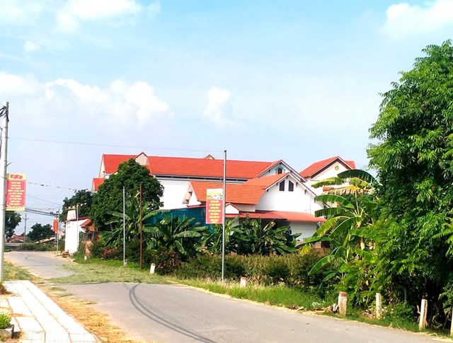 Đường làng, ngõ xóm được bê tông hóa thuận lợi cho sx và đời sống của  nhân dân.
