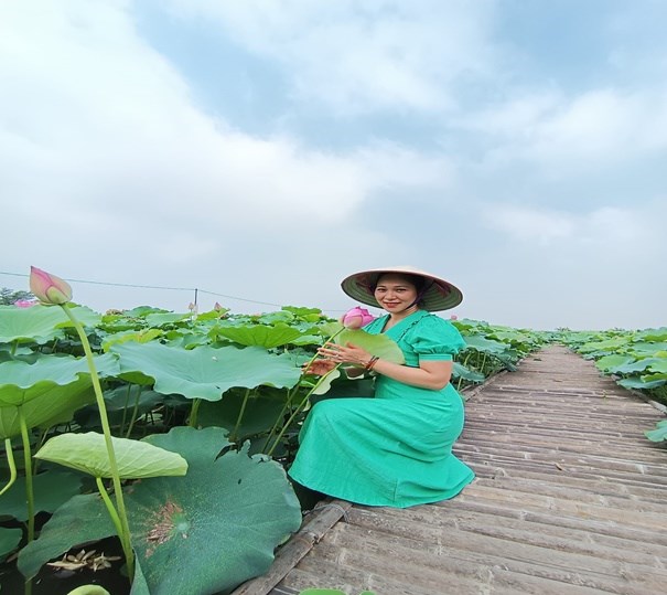 Chị Nguyễn Thị Thu Hương, chủ thương hiệu nức tiếng Vĩnh Xuân Trà, Thái Nguyên bên đầm sen thơm ngát. Ảnh: Hoàng Tuấn. 