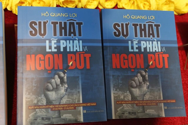 Cuốn sách ‘Sự thật, Lẽ phải và Ngọn bút’ của nhà báo, nhà văn Hồ Quang Lợi. Ảnh: Phi Long.
