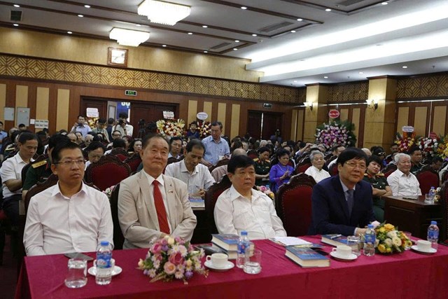 Các đại biểu tham gia lễ ra mắt sách ‘Sự thật, Lẽ phải và Ngọn bút’ của nhà báo, nhà văn Hồ Quang Lợi. Ảnh: Phi Long.