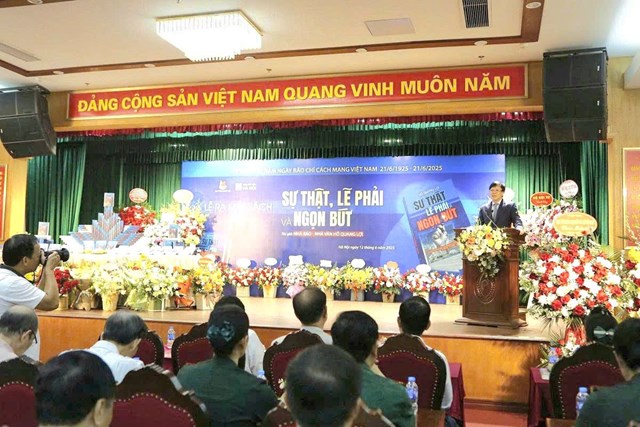 Lễ ra mắt s&aacute;ch &lsquo;Sự thật, Lẽ phải v&agrave; Ngọn b&uacute;t&rsquo; nh&acirc;n kỷ niệm 100 năm B&aacute;o ch&iacute; C&aacute;ch mạng Việt Nam. Ảnh: Phi Long.
