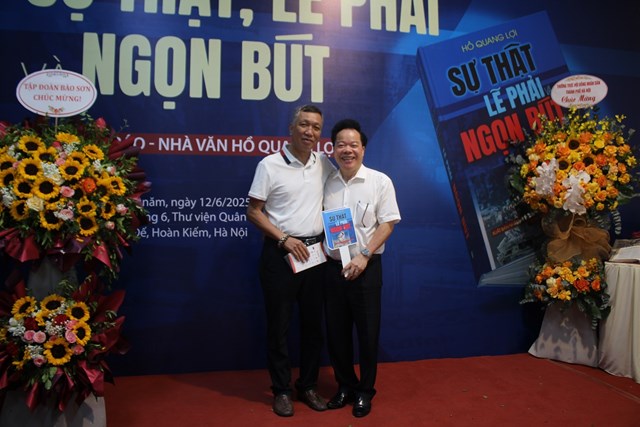 Bạn bè, đồng nghiệp chúc mừng Nhà báo Hồ Quang Lợi ra mắt sách 