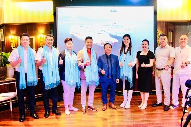 Lãnh đạo HUTC tặng quà cho đại diện Tập đoàn StarCruises.