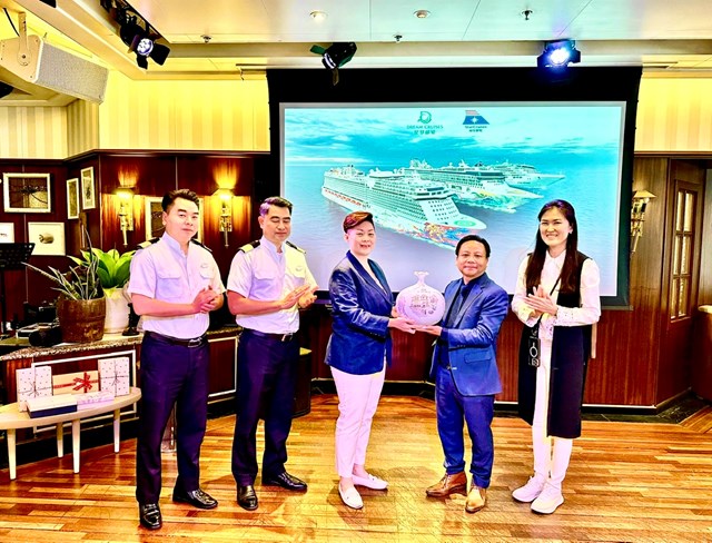 Các đại biểu chụp ảnh lưu niệm.