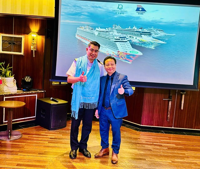 Ông Trương Quốc Hùng và Mr .Rodger Arbilo - Giám đốc Khối Khách sạn trên du thuyền 5 sao Star Voyager.