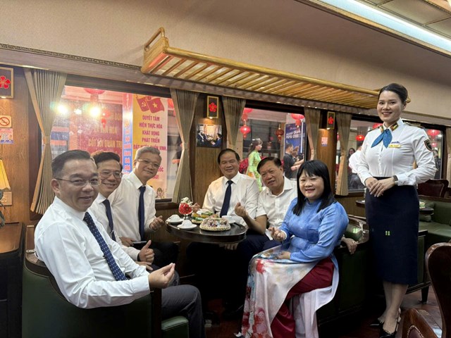 Thứ trưởng Đỗ Xu&acirc;n Tuy&ecirc;n tr&ecirc;n t&agrave;u hỏa c&ugrave;ng c&aacute;c y b&aacute;c sĩ tới hệ thống cơ sở 2 bệnh viện Việt Đức v&agrave; Bạch Mai