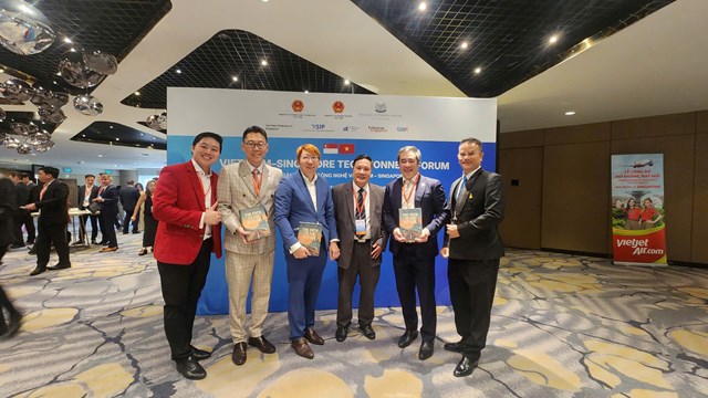Tặng s&aacute;ch tại Diễn đ&agrave;n hợp t&aacute;c kinh tế Việt Nam - Singapore trong chuyến đi th&aacute;p t&ugrave;ng  