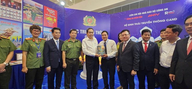 Tặng s&aacute;ch cho Chủ tịch Quốc hội Trần Thanh Mẫn.