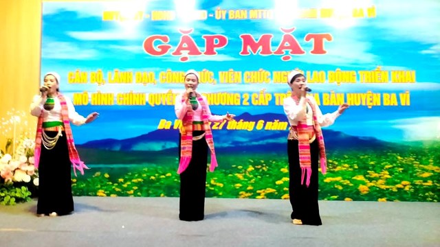 Tiết mục văn nghệ chào mừng của đồng bào Mường huyện Ba Vì.