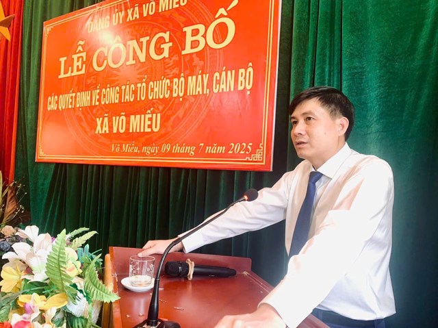 Đồng ch&iacute; Đo&agrave;n Quang Tuấn &ndash; B&iacute; thư Đảng ủy, Chủ tịch HĐND x&atilde; V&otilde; Miếu ph&aacute;t biểu.