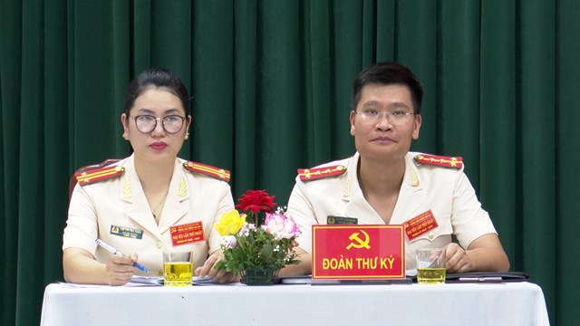 Đoàn thư ký.