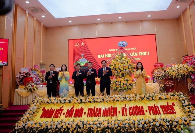 Phó Chủ tịch UBND tỉnh Vũ Việt Văn tặng hoa chúc mừng Đại hội.