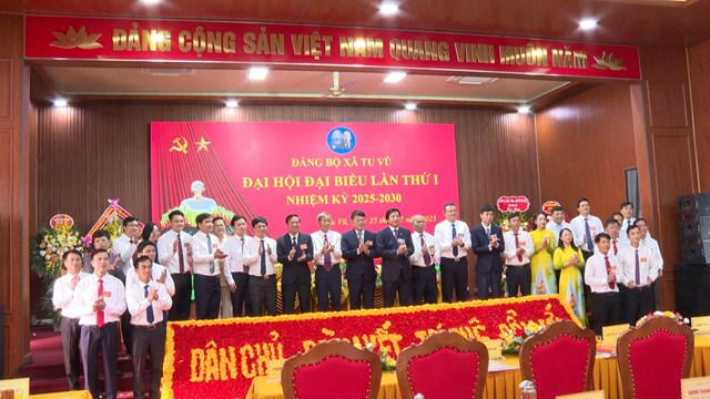 Ra mắt Ban Chấp hành Đảng bộ xã Tân Mai, nhiệm kỳ 2025-2030.