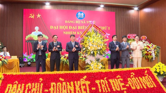 Đồng chí Chánh Thanh tra tỉnh Nguyễn Tiến Sinh tặng hoa chúc mừng Đại hội.